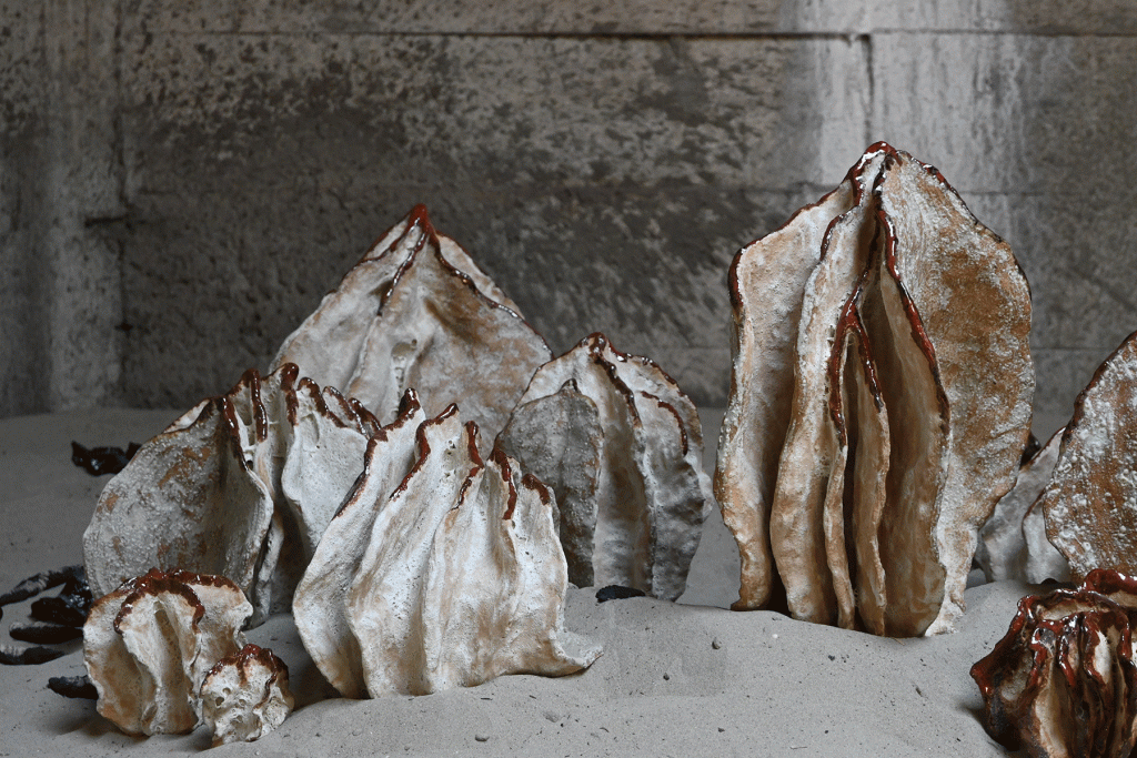 Maartje Korstanje
Untitled sculptures 2024
Ceramics.
Exhibited in the exhibition 'Evenwicht / Overwicht' at the Watersnoodmuseum (Flood Museum), Ouwerkerk, NL.