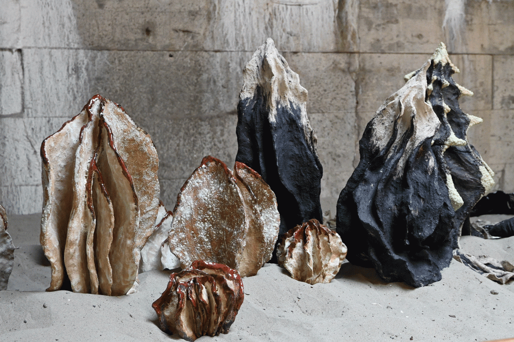 Maartje Korstanje
Untitled sculptures 2024
Ceramics.
Exhibited in the exhibition 'Evenwicht / Overwicht' at the Watersnoodmuseum (Flood Museum), Ouwerkerk, NL.