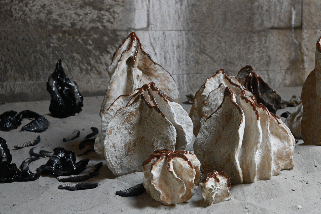 Maartje Korstanje
Untitled sculptures 2024
Ceramics.
Exhibited in the exhibition 'Evenwicht / Overwicht' at the Watersnoodmuseum (Flood Museum), Ouwerkerk, NL.