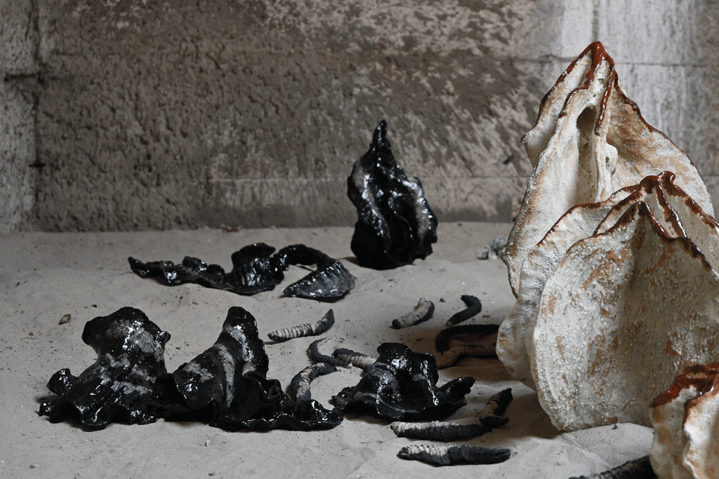 Maartje Korstanje
Untitled sculptures 2024
Ceramics.
Exhibited in the exhibition 'Evenwicht / Overwicht' at the Watersnoodmuseum (Flood Museum), Ouwerkerk, NL.