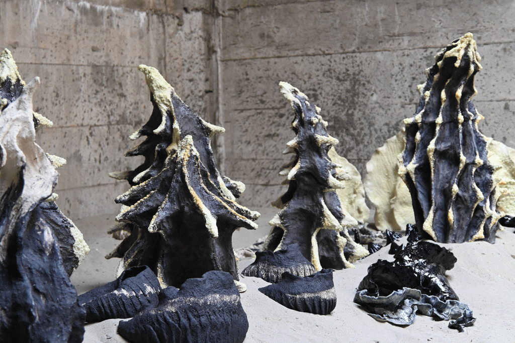 Maartje Korstanje
Untitled sculptures 2024
Ceramics.
Exhibited in the exhibition 'Evenwicht / Overwicht' at the Watersnoodmuseum (Flood Museum), Ouwerkerk, NL.