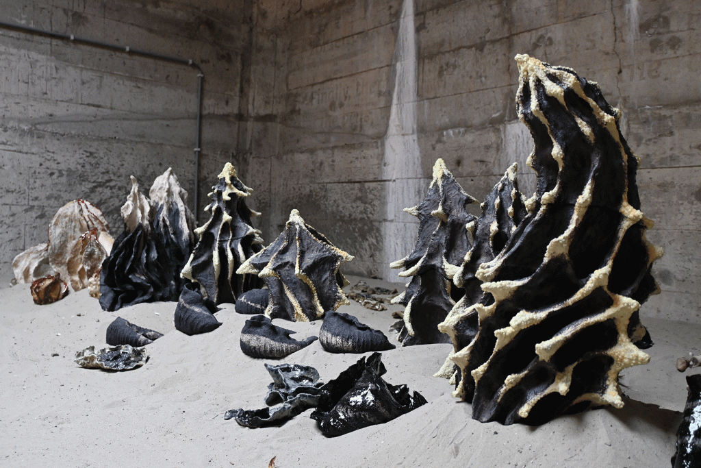 Maartje Korstanje
Untitled sculptures 2024
Ceramics.
Exhibited in the exhibition 'Evenwicht / Overwicht' at the Watersnoodmuseum (Flood Museum), Ouwerkerk, NL.